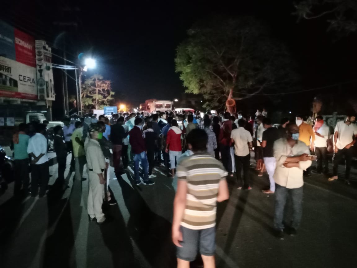 कटनी के चांडक चौक में ट्रक ने बाइक सवार को कुचला, आक्रोशित लोगों ने किया चकाजाम 1 IMG 20200607 WA0042