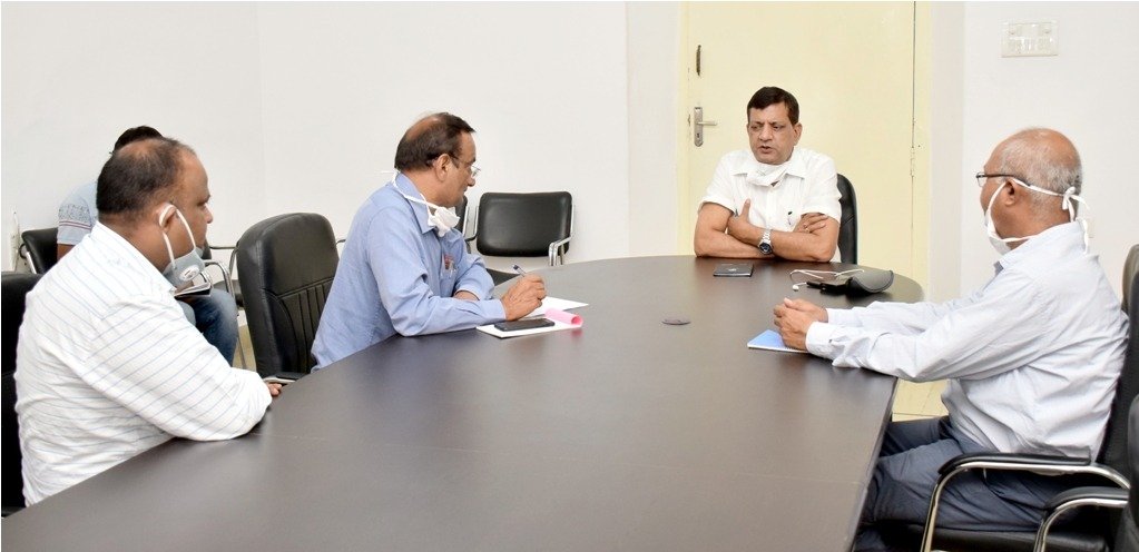 जबलपुर संभागायुक्त बोले-तेज़ी से हो भवन अनुज्ञा के लंबित प्रकरणों का निराकरण 7 IMG 20200704 WA0029