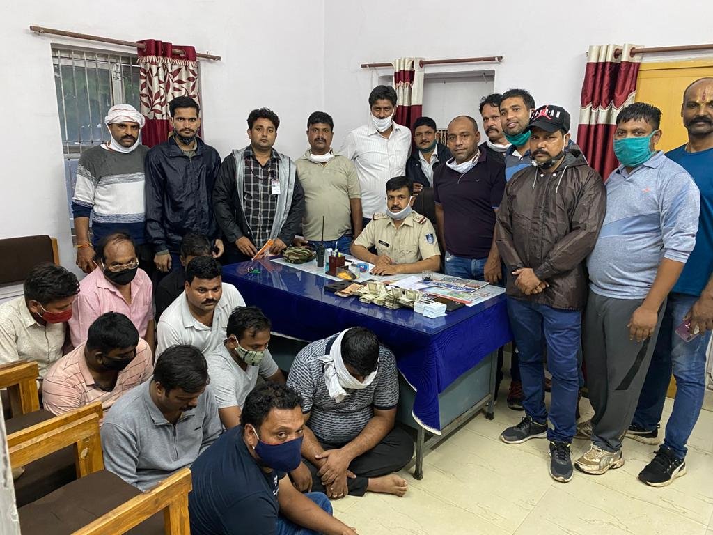 जबलपुर में 9 जुआरियों से 2 लाख 57 हजार रूपये व 12 मोबाईल जप्त, मकान मालिक की तलाश 3 IMG 20200706 WA0031