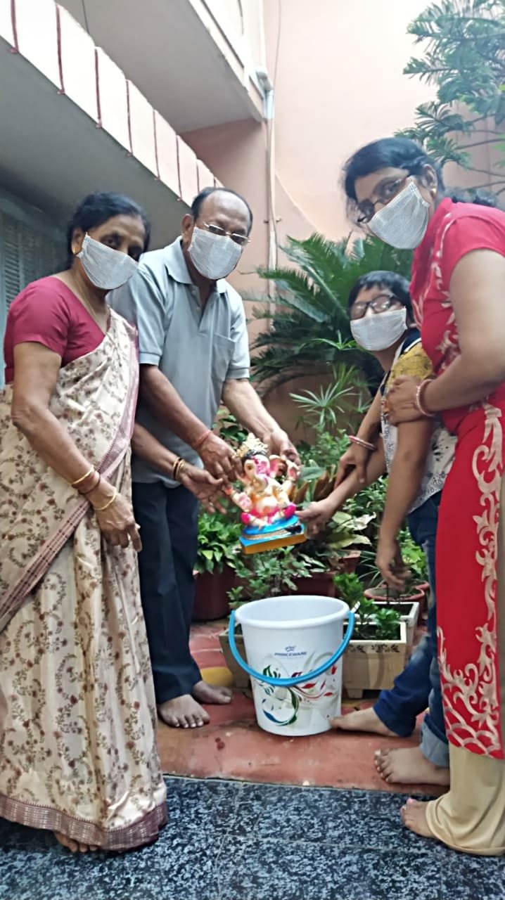 जबलपुर वासियों ने दिखाई जागरूकता घर पर ही गणेश प्रतिमाओं का विसर्जन, देखें तश्वीर 3 IMG 20200827 WA0062