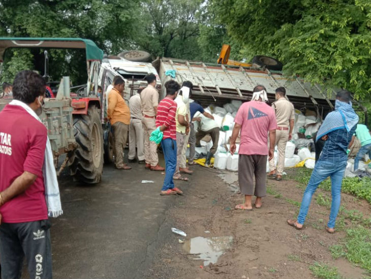 नरसिंहपुर में ट्रक पलटा, दंपती और उनके दो बच्चों की मौत; देवास से जबलपुर जा रहा था परिवार 24 narsingh pur1 1596448722