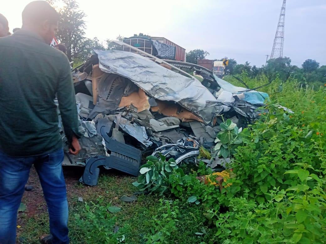 कंटेनर की टक्कर से इनोवा चकनाचूर, जबलपुर के युवक की दर्दनाक मौत 10 IMG 20200922 WA0054