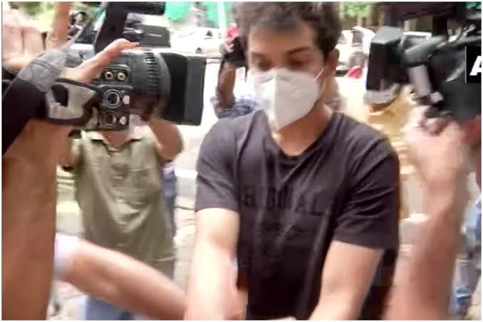 सुशांत मौत मामला: नारकोटिक्स कंट्रोल ब्यूरो ने रिया के भाई शोविक को किया गिरफ्तार 22 images 63