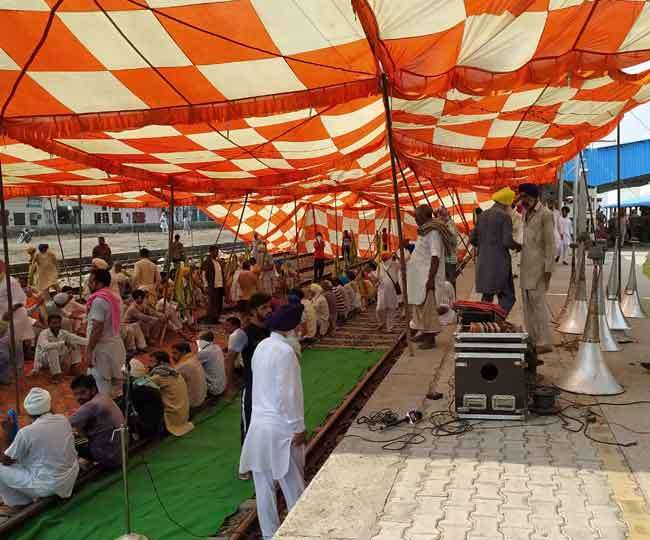 14 Train Canceled: कृषि विधेयकों के विरोध में पंजाब में रेल ट्रैक पर बैठे किसान, रेलवे ने रोकी ट्रेनें 22 railtracknewspb