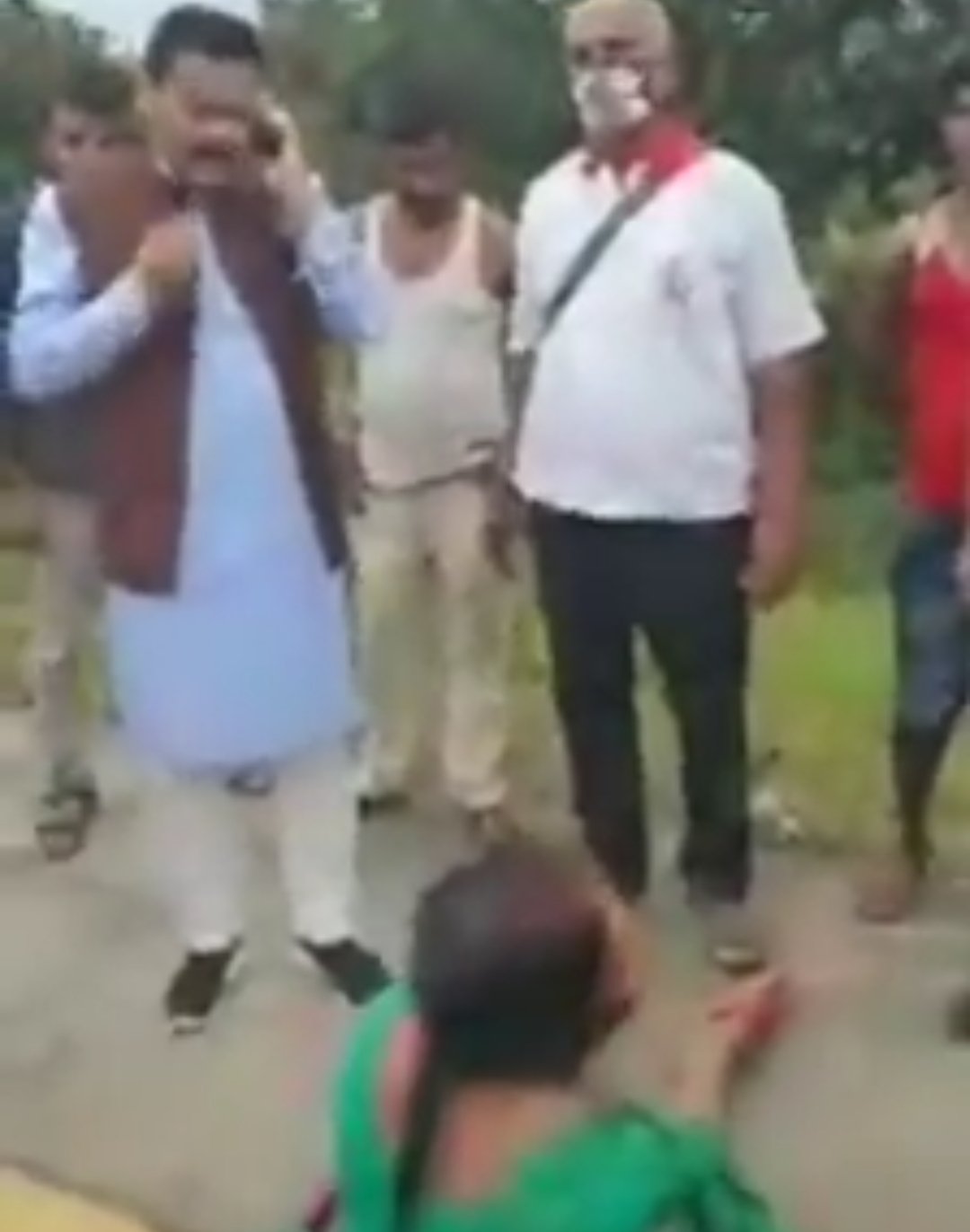 सड़क पर घायल पड़ी महिला को विधायक संजय पाठक ने की मदद 7 20201007 214047