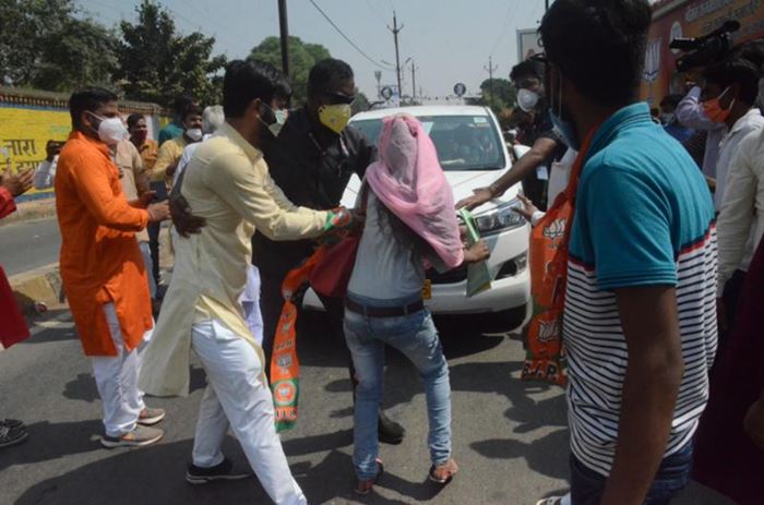 Girl stop CM Convoy Gwalior 1