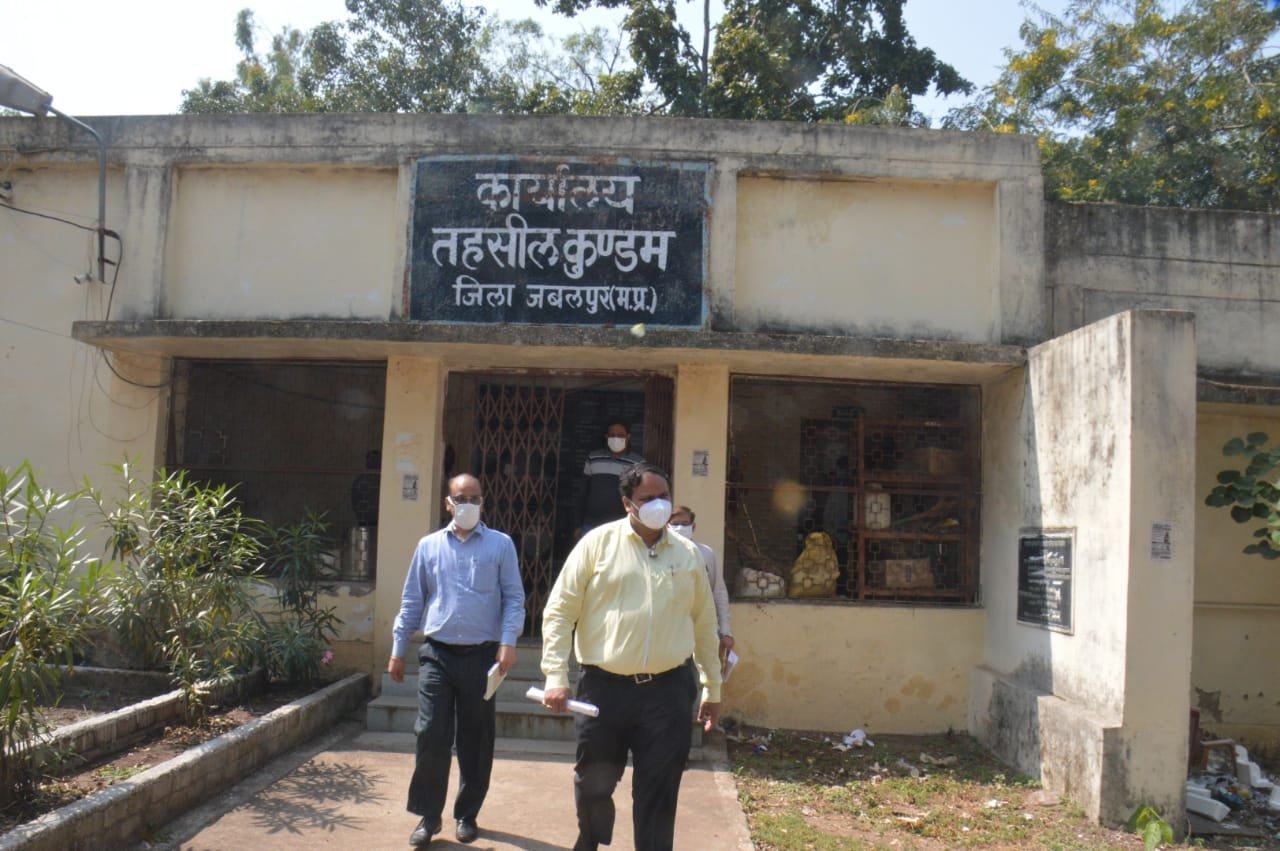 कलेक्टर ने किया कुंडम SDM कोर्ट का निरीक्षण, राजस्व रिकार्ड को अपडेट रखने के निर्देश 1 IMG 20201022 WA0006