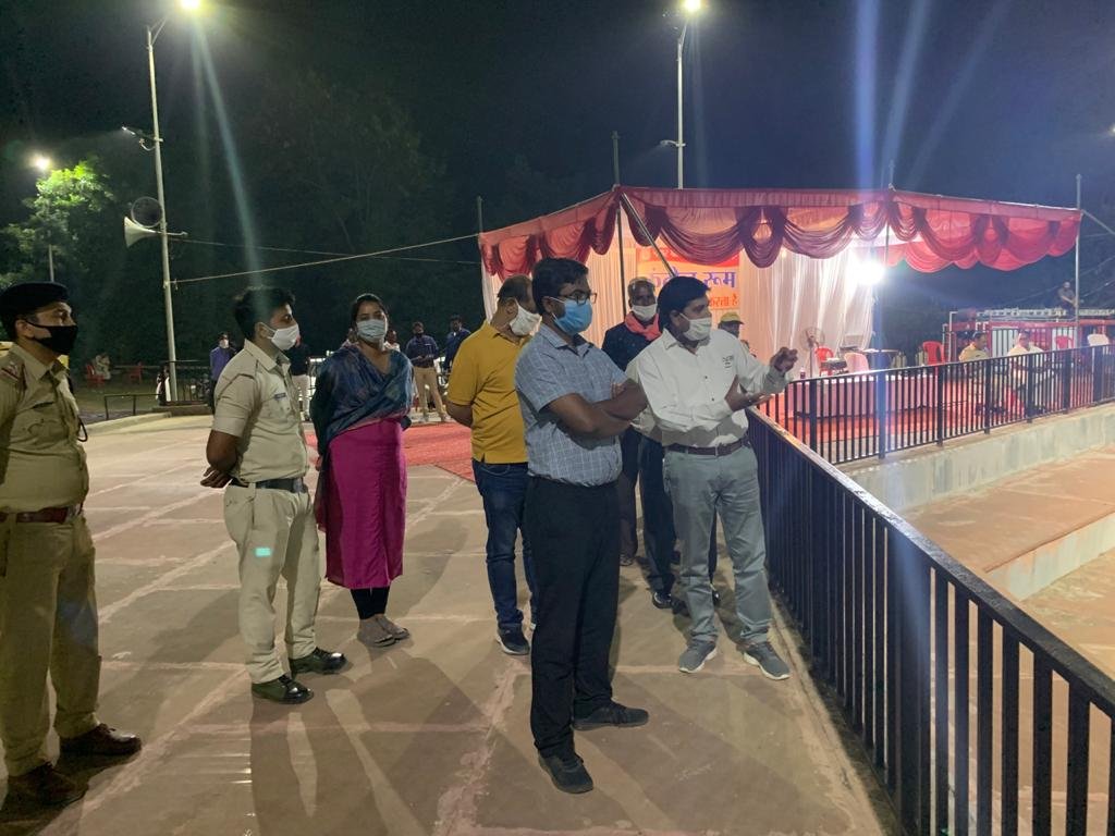 प्रतिमा विसर्जन की व्यवस्थाओं का जायजा लेने निगमायुक्त अनूप कुमार तिलवारा और ग्वारीघाट पहुंचे 16 IMG 20201026 WA0031