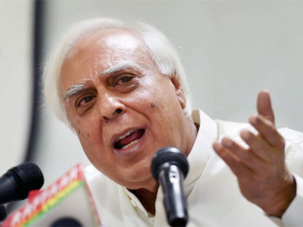अर्नब गोस्वामी के खिलाफ हर सुनवाई के लिए कपिल सिब्बल को 10 लाख देगी उद्धव सरकार 4 kapil siba