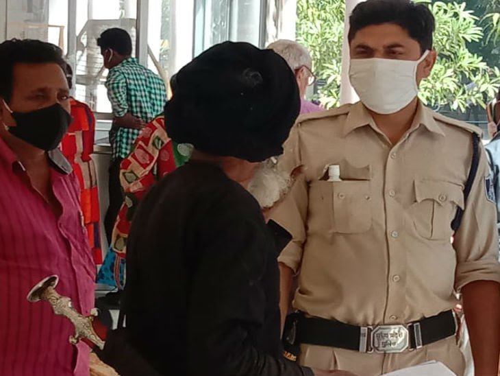 जबलपुर में जनसुनवाई के दौरान तलवार लेकर पहुंचा बुजुर्ग, मचा हड़कंप 5 2fcf3584 d23b 4c3b b9aa a98eb6385e0c 1604414472
