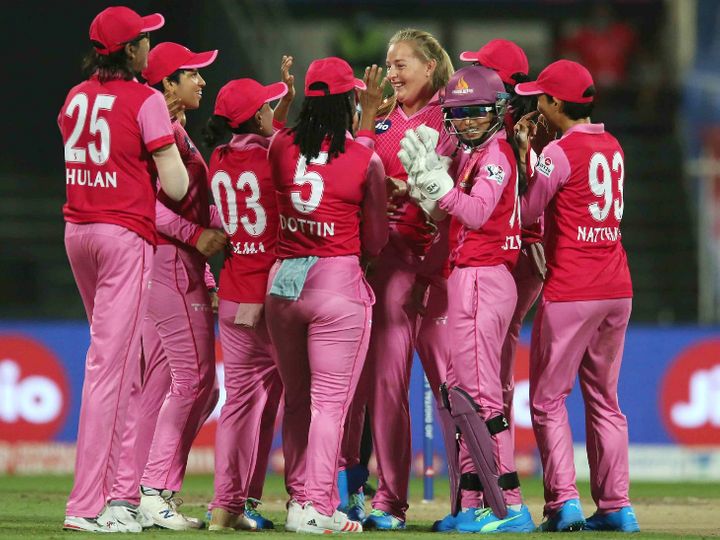 वुमन्स टी-20 चैलेंज: स्मृति मंधाना ने हरमनप्रीत से खिताब छीना:वुमन्स IPL के फाइनल में ट्रेलब्लेजर्स ने सुपरनोवाज को 16 रन से हराया, चैम्पियन बनी 22 supernova 1604941845