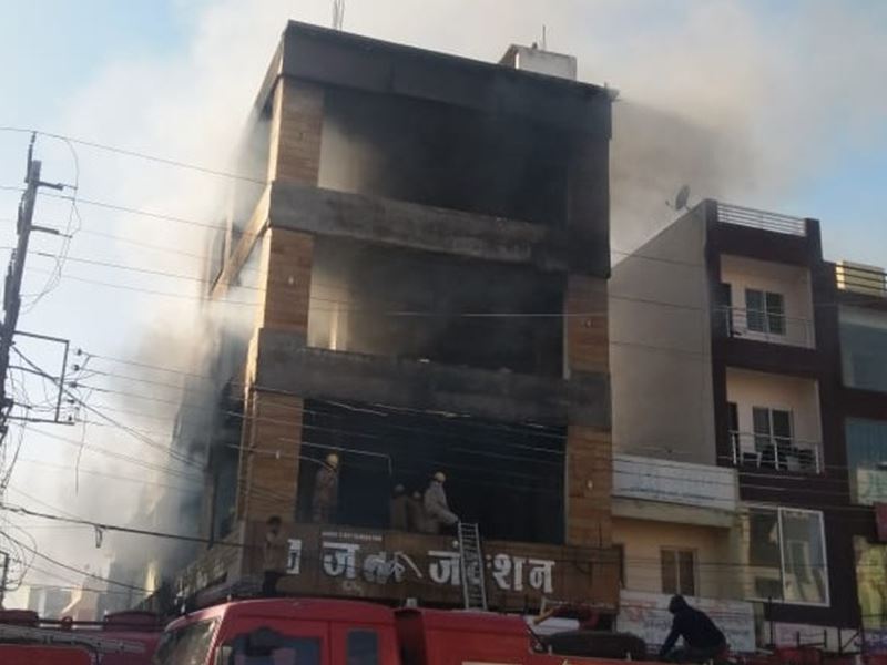 19 12 2020 fire in shoe showroom indore 20201219 113029