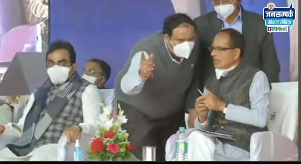 मुख्यमंत्री ने जबलपुर के विकास के रोड मैप को सराहा, कलेक्टर ने दी थी जानकारी 22 wp 16114212971604324391043364324037