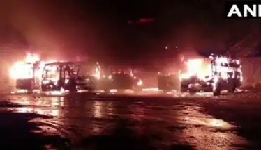 Breaking: दमोह में बस स्टैंड पर भीषण आग, बुरी तरह जलकर खाक हुईं 7 बसें, Video 22 20210325 075231