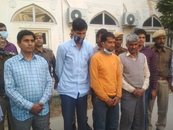 कलयुगी याराना: डॉक्टर दोस्त से चांदी में निवेश कराया, फिर उसे जमीन में गड़वाया और खुद ही 27 फीट सुरंग खोदकर चुरा ले गया 18 5 1 1614605937