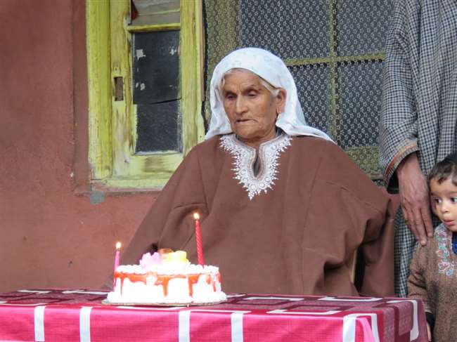 Jammu Kashmir: सैनिक पति कहता था मैं रहूं या न रहूं फौज हमेशा ख्याल रखेगी, आतंक के गढ़ में वीरनारी के लिए उपहार लेकर पहुंचे सेना के जवान फिर ... 23 army celebrates birthday