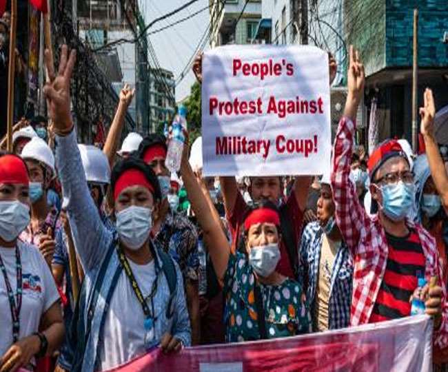 म्यांमार में सुरक्षा बलों की फायरिंग में तीन की मौत, तख्तापलट के खिलाफ प्रदर्शनों में अब तक 320 की मौत 22 myanmar protest