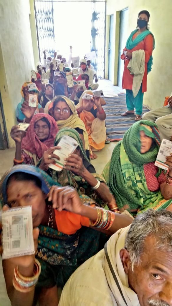 कटनी के ग्रामीण क्षेत्रों में वेक्सिनेशन के लिए इस कतार को देख आप भी कहेंगे वाह.. 1 wp 16162266190451940686766295838239