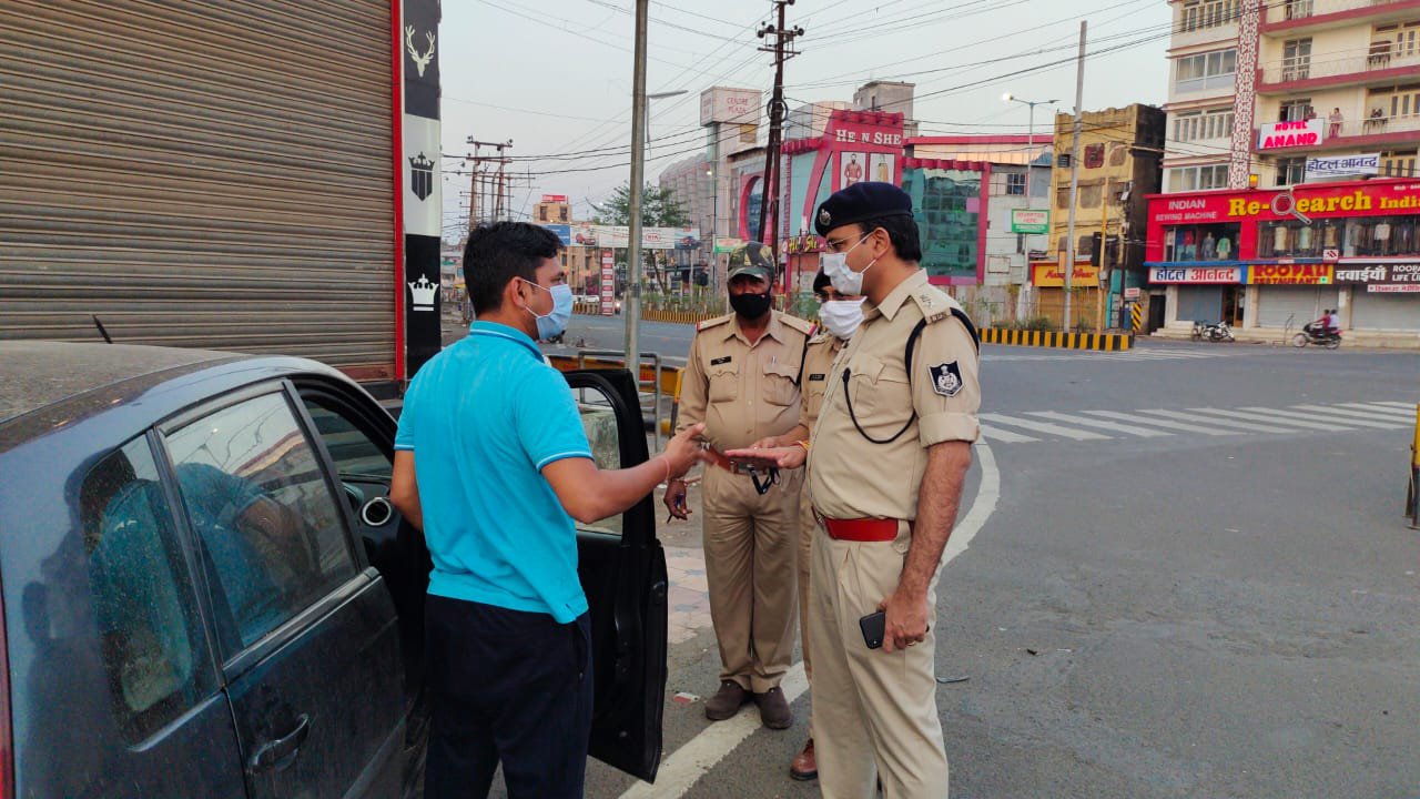 जबलपुर में पुलिस कप्तान सिद्धार्थ बहुगुणा ने लॉक डाउन पर भ्रमण कर स्वयं देखीं व्यवस्थाएं 22 wp 16163393758456759914670626980663