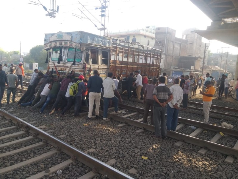 truck_on_railway_track_