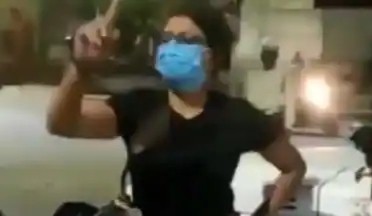 तो बिहार में दंगा मचेगा...अब स्कूटी वाली लड़की ने की पुलिस से बदसलूकी, बीच सड़क PM-CM को दी गाली, VIDEO वायरल 22 20210506 094943