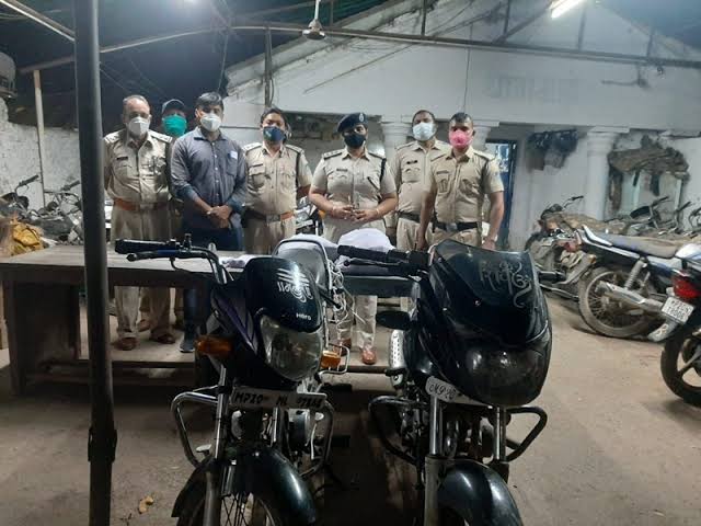 Drug Mafia In Jabalpur : ड्रग माफिया को कफ सीरप बेच रहे दवा कारोबारी, 120 शीशियां बेचते पकड़ाए तस्करों ने खोला राज 22 images