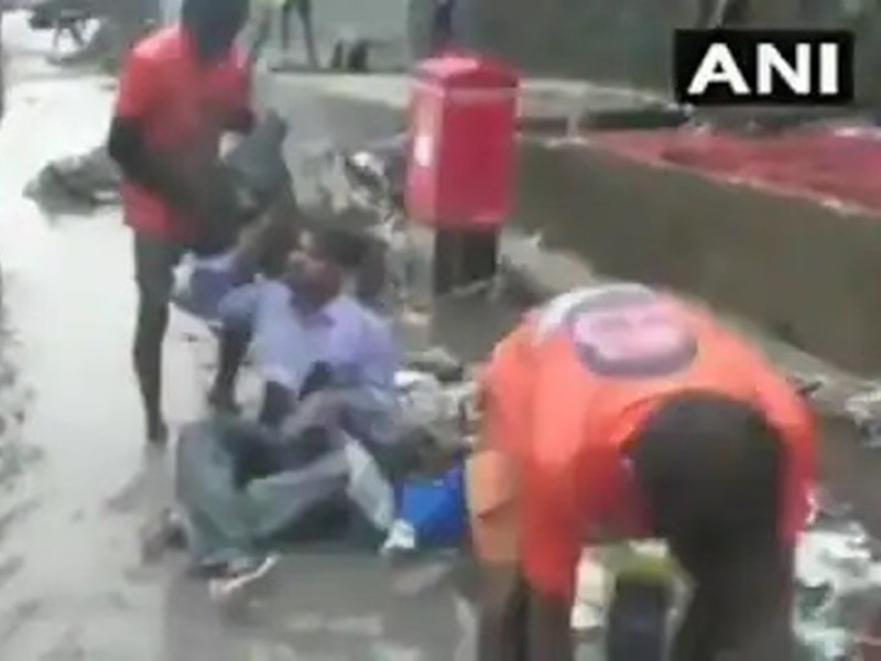 Mumbai: शिवसेना विधायक ने ठेकेदार को कचरे से नहलाया, नालियों की सफाई ना करने की दी सज़ा 22 kachra