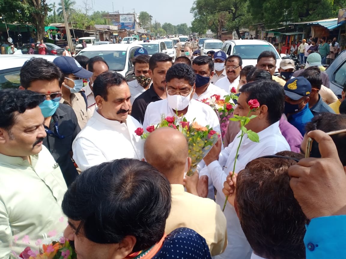 मध्य प्रदेश के गृह मंत्री नरोत्तम मिश्रा ने कसा तंज, कांग्रेस अब ट्विटर पर रह गई 3 मध्य प्रदेश के गृह मंत्री नरोत्तम मिश्रा ने कसा तंज, कांग्रेस अब ट्विटर पर रह गई