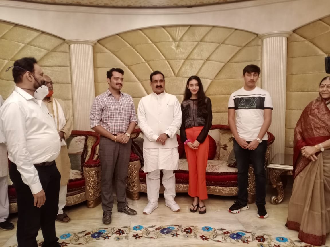 मध्य प्रदेश के गृह मंत्री नरोत्तम मिश्रा ने कसा तंज, कांग्रेस अब ट्विटर पर रह गई 5 मध्य प्रदेश के गृह मंत्री नरोत्तम मिश्रा ने कसा तंज, कांग्रेस अब ट्विटर पर रह गई