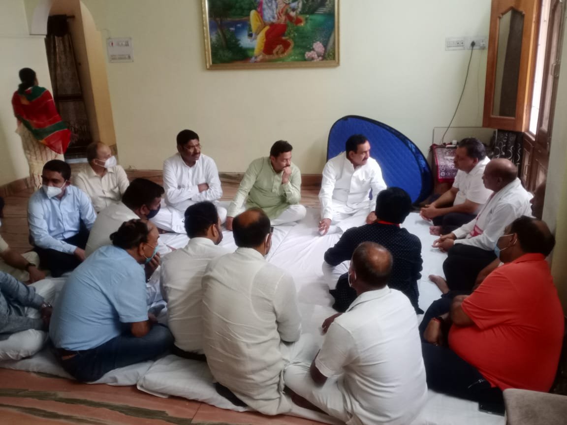 मध्य प्रदेश के गृह मंत्री नरोत्तम मिश्रा ने कसा तंज, कांग्रेस अब ट्विटर पर रह गई 2 मध्य प्रदेश के गृह मंत्री नरोत्तम मिश्रा ने कसा तंज, कांग्रेस अब ट्विटर पर रह गई