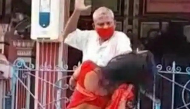 दरभंगा: मंदिर में पूजा करने आई महिला को पुजारी ने बाल पकड़कर पीटा 22 20210807 124311