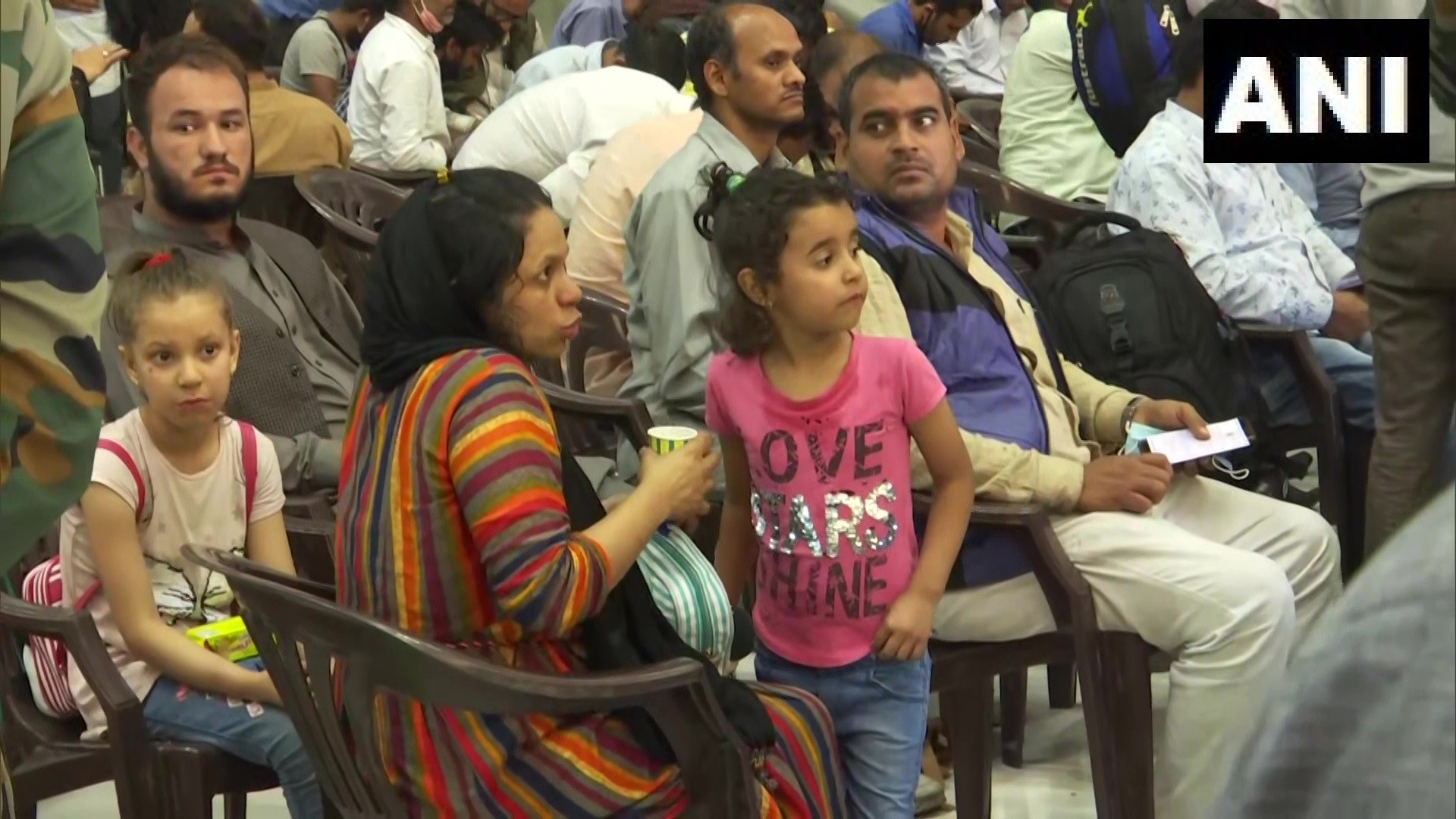 VIDEO: इंसानियत की मिसाल, बच्चों-महिलाओं समेत कई अफगानों को भी लाई सेना, बोले- थैंक्यू इंडिया 22 E9XvWbYVgAMbM8i