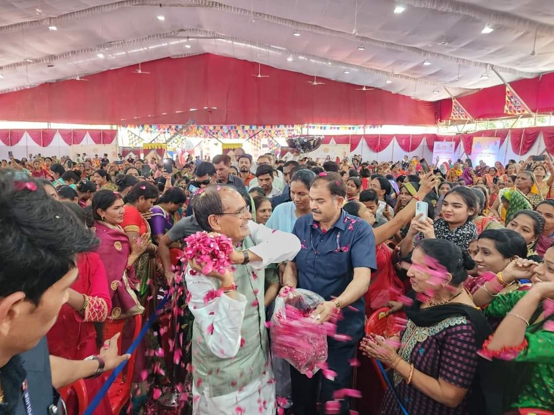 ladli behna yojana जब सीएम से बोली बुजुर्ग "हम डुकरिया को भी एक हजार रुपये दिए जाएं." 5 wp 1679481250489
