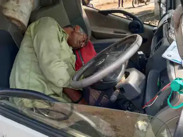 चलती मालवाहक गाड़ी में ड्राइवर की मौत, बड़ा हादसा बचा, किनारे लगा लिया था वाहन 3 6781F9FC 1195 45E0 A8CC 48EF84CD71EF 1682491093889