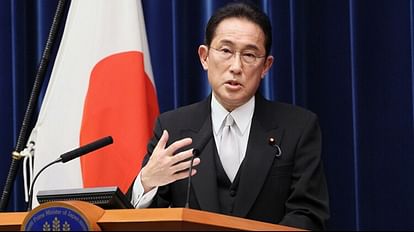 JAPAN: प्रधानमंत्री किशिदा पर भाषण के दौरान फेंका गया पाइप बम, बाल-बाल बचे 22 japan pm fumio kishida speech attack pipe bomb thrown killing attempt news and updates 1681528346