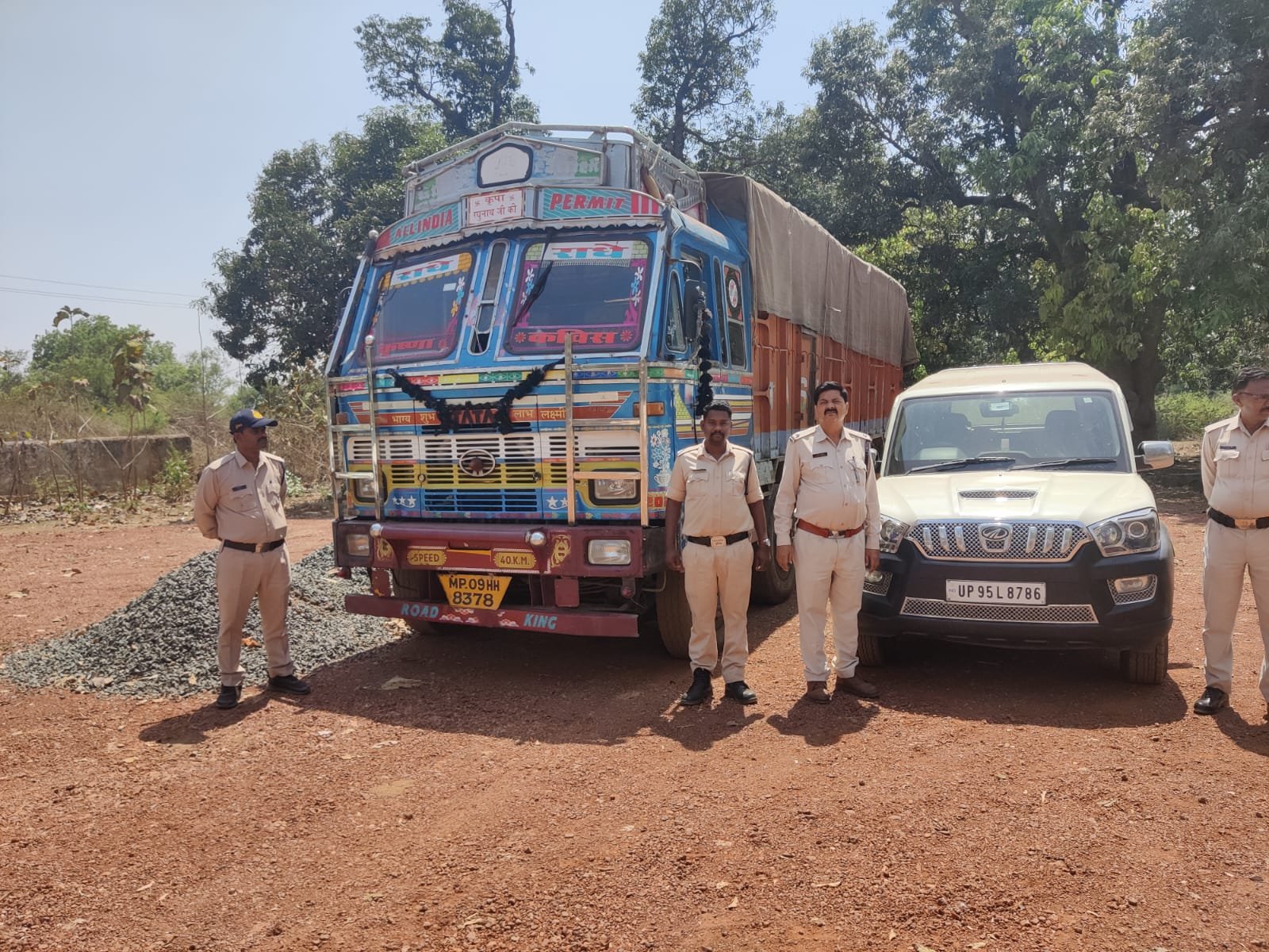 Katni पुलिस की बड़ी कार्रवाई, 8 आरोपियों से भारी मात्रा में गांजा जप्त, ट्रक और स्कार्पियो भी लगी हाथ 18 wp 1681215316455