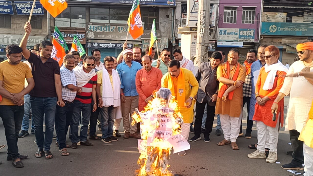 Katni : रानी कमलापति के लिए अभद्र भाषा का इस्तेमाल करने वाले कांग्रेस नेता प्रतिपक्ष गोविंद सिंह का भाजपा ने फूंका पुतला 23 wp 1681653388110