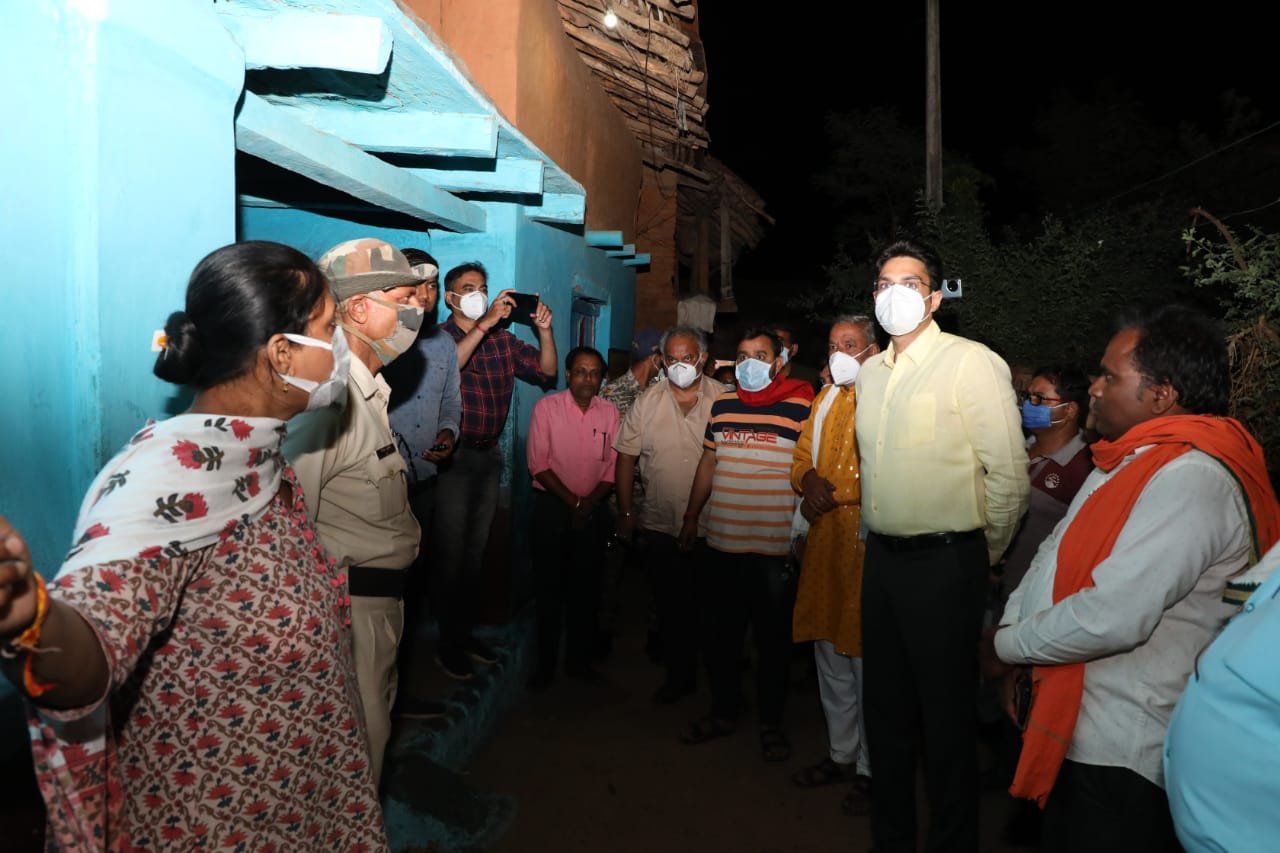 आधी रात Katni कलेक्टर अवि प्रसाद पहुंचे बुखार प्रभावित गांव 2 wp 1682023366875