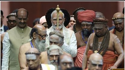 New Parliament Building: उद्घाटन समारोह में शामिल धर्मगुरुओं का बड़ा संदेश, कहा- धर्म गुरु से पहले हम भारतीय, सेंगोल' नए संसद भवन में स्थापित 20 pm modi 1685252878
