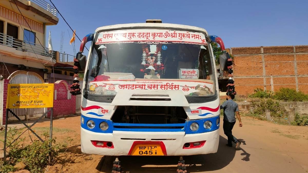Katni Bus Accident हाईटेंशन बिजली लाइन के संपर्क में आई बस, 12 साल की लड़की की मौत, 2 यात्री झुलसे 4 08 06 2023 high tension line katni