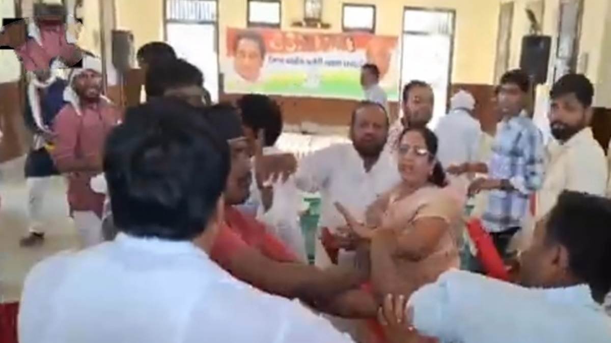 गांधी भवन में एक-दूसरे पर कुर्सी फेंक कर हाथा-पाई करने लगे कांग्रेसी कार्यकर्ता 8 18 06 2023 crime khandwa congress 2023618 20313