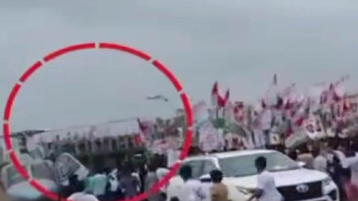 कांग्रेस नेता कमल नाथ के उड़ते हेलीकॉप्टर के पंखों में फंसा झंडा, सुरक्षा में चूक 7 19 06 2023 flag ujjain kamalnath helicopter