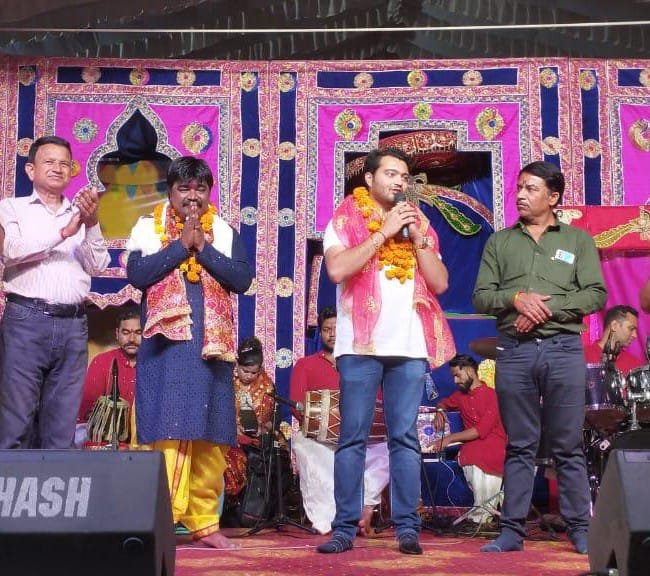 विजयराघवगढ़ महोत्सव 2023: अंगना पधारो महारानी, मोरी शारदा भवानी.. मनीष अग्रवाल की भजन संध्या पर झूम उठे श्रद्धालु 9 IMG 20230605 WA0047