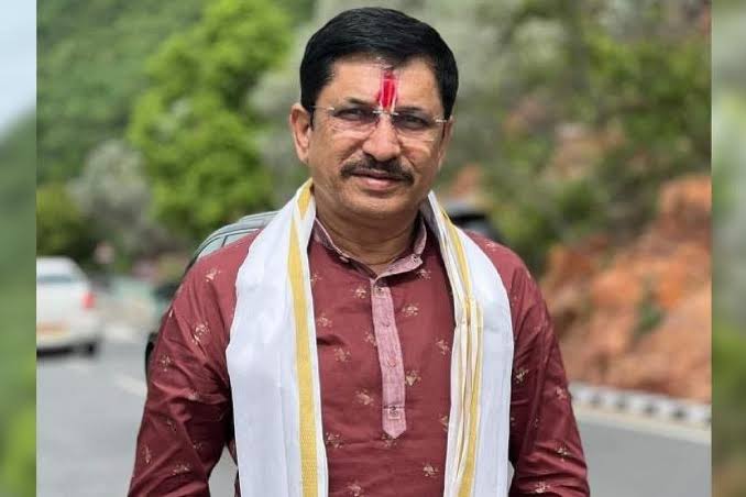 ट्रामा सेंटर से उद्धघाटन ड्रामा की ओर MLA नारायण त्रिपाठी: सांसद को दे डाली नसीहत 22 images 1