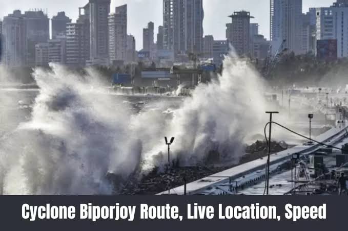 Biporjoy Cyclone तबाही मचा रहा बिपोर्जॉय, बिजली के हजारों खंभे, पेड़ गिरे, अगले कुछ घण्टे पड़ेंगे भारी 24 images 2023 06 15T225928.712