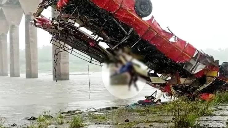 Datia Accident Abhi Abhi: दतिया में बड़ा हादसा, तेज रफ़्तार गाड़ी पलटने से 12 लोगों की मौत 7 images 4 4