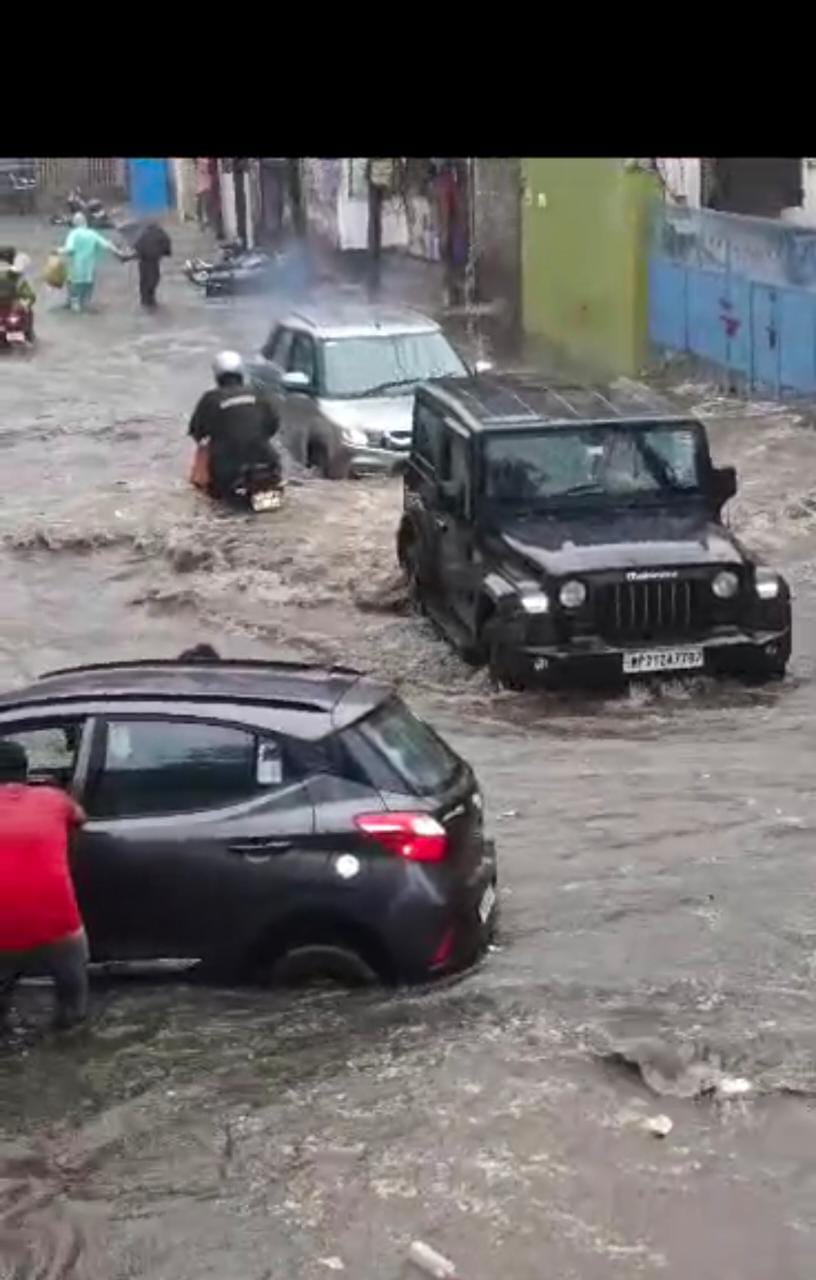 सड़क में पानी का सैलाब