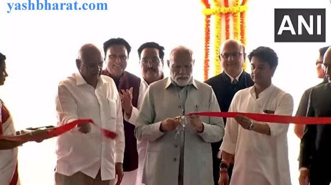 पीएम मोदी ने राजकोट अंतरराष्ट्रीय हवाई अड्डे का किया उद्घाटन, सिंधिया समेत कई भाजपा नेता मौजूद 42 pm international airport i