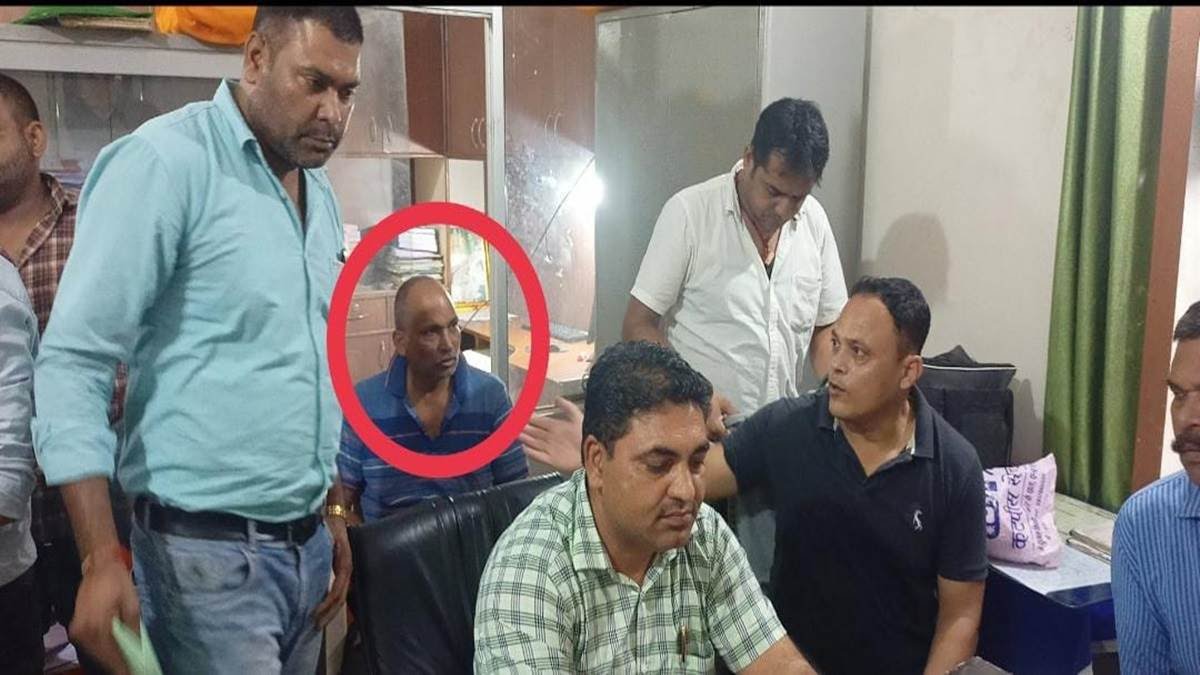 Lokayukta Raid Panna टाइगर रिजर्व के लिपिक को लोकायुक्त ने 3 हजार रुपये घूस लेते पकड़ा 22 26 09 2023 panna26aa