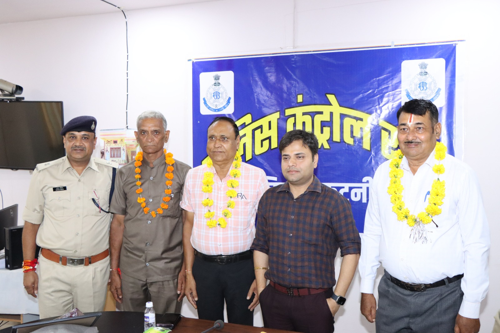 Katni Police News सेवानिवृत्त पुलिस अधिकारियों को दी भावभीनी विदाई 22 wp 1693597275777